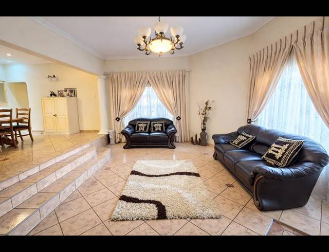 7 BEDROOM HOUSE FOR SALE IN HEUWELOORD